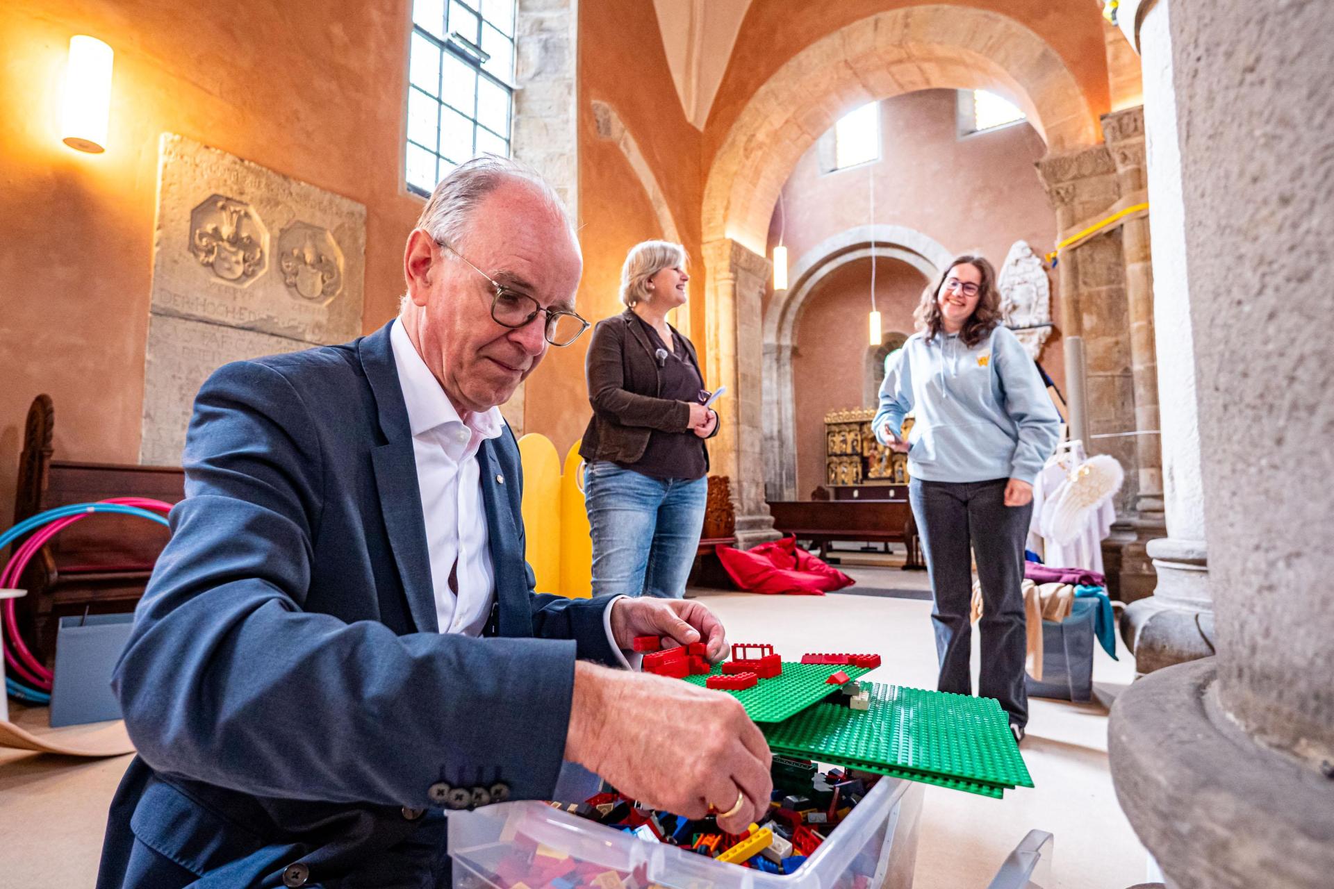 Mal wieder Kind sein: Der Landesbischof an der Kiste mit den Klemmbausteinen. (Foto: Mirko Bartels)