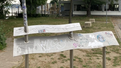 Werden gereinigt und mit QR-Code versehen: Hinweisschilder für Badeinsel in Steinhude.  (Foto: Stadt Wunstorf)