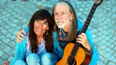 Das Duo Outi &amp; Lee. (Foto: privat)