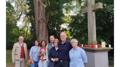 Vertreterinnen und Vertreter der Bürgerschaft an der Ehrengrabstätte. (Foto: Manuel Stübecke)