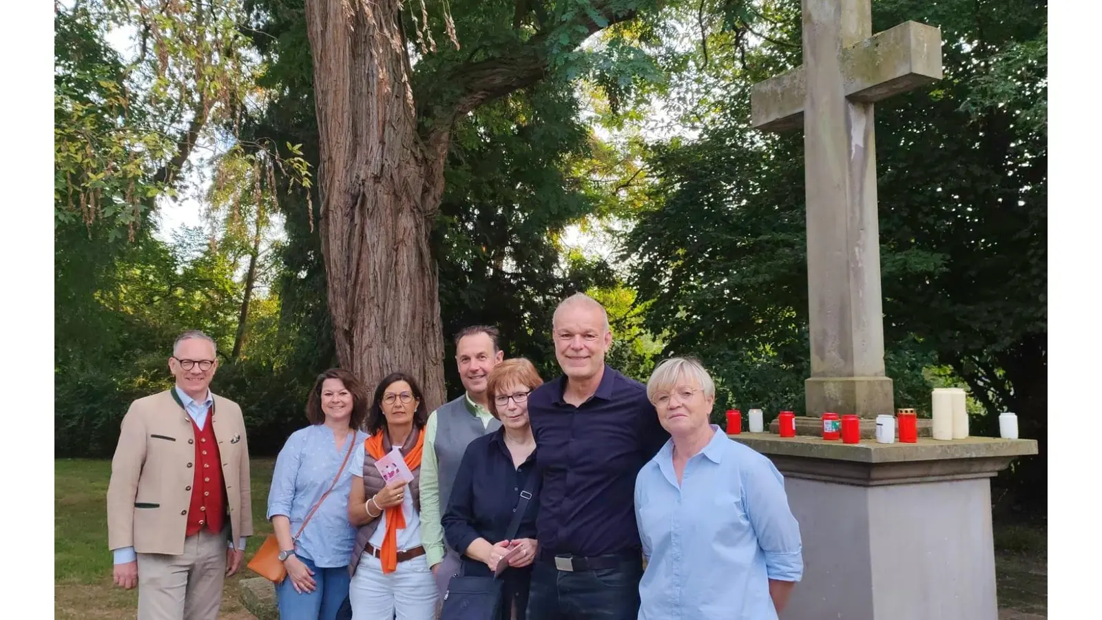 Vertreterinnen und Vertreter der Bürgerschaft an der Ehrengrabstätte. (Foto: Manuel Stübecke)