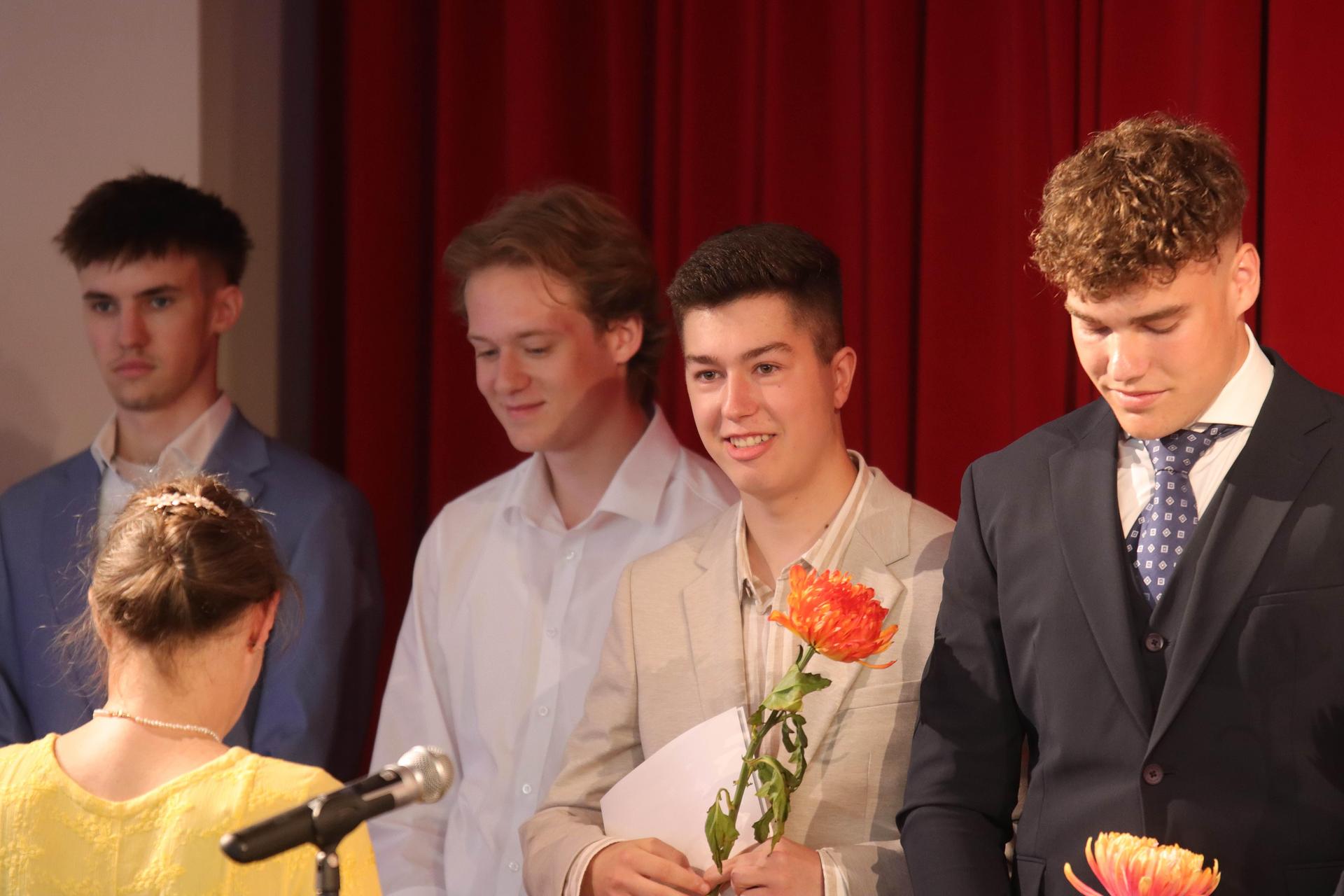 Zeugnisübergabe: Der Abiturjahrgang 2025 der Evangelischen IGS. (Foto: tau)