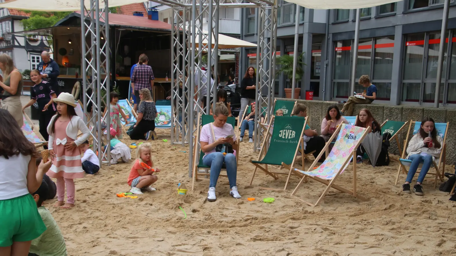 Im Liegestuhl ausspannen, während die Kinder im Sand Burgen bauen.  (Foto: gi)