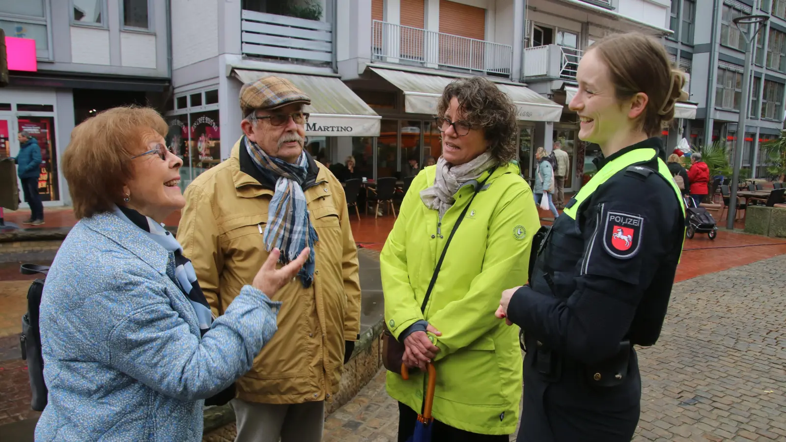 Im Gespräch (v.li.): Christine und Max Hoffmann sowie Britta Schwarz und Catharina Bode. (Foto: gi)