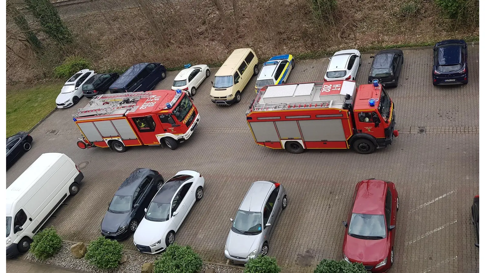 Die Feuerwehr öffnete die Tür und versuchte, dem Rettungsdienst Zugang zur Wohnung zu verschaffen. (Foto: Feuerwehr)