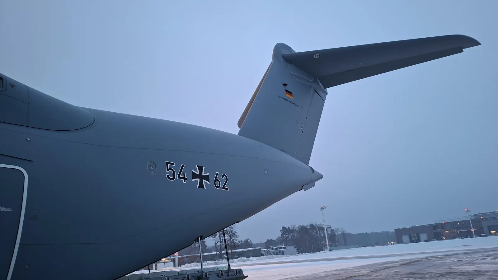 Auf dem Rollfeld: Der A400M mit der Nummer 54+62 ist jetzt in Wunstorf. (Foto: Bundeswehr)