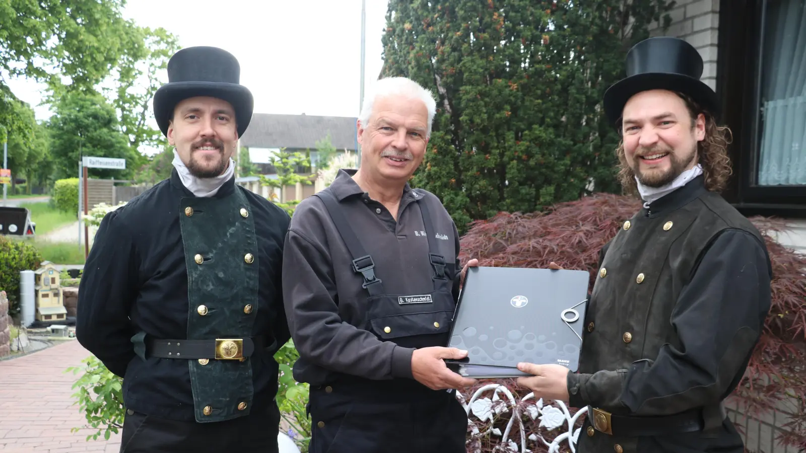 Übergabe (v.li.): Merlin Walther, Bernd Kastenschmidt und Jannes Sellin. (Foto: gi)