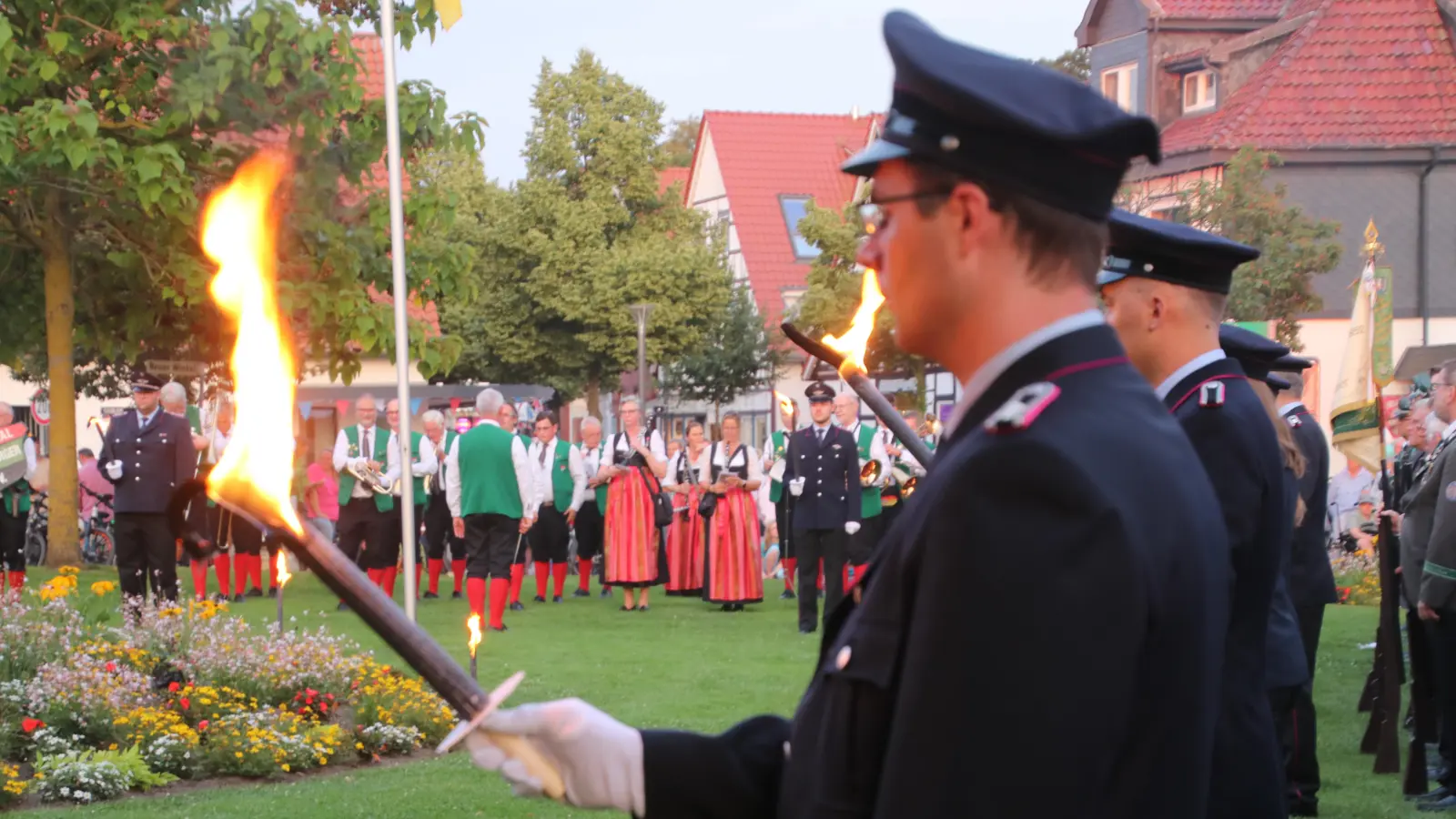 Bei gutem Wetter werden wieder hunderte von Besuchern dem Zapfenstreich folgen.  (Foto: gi)