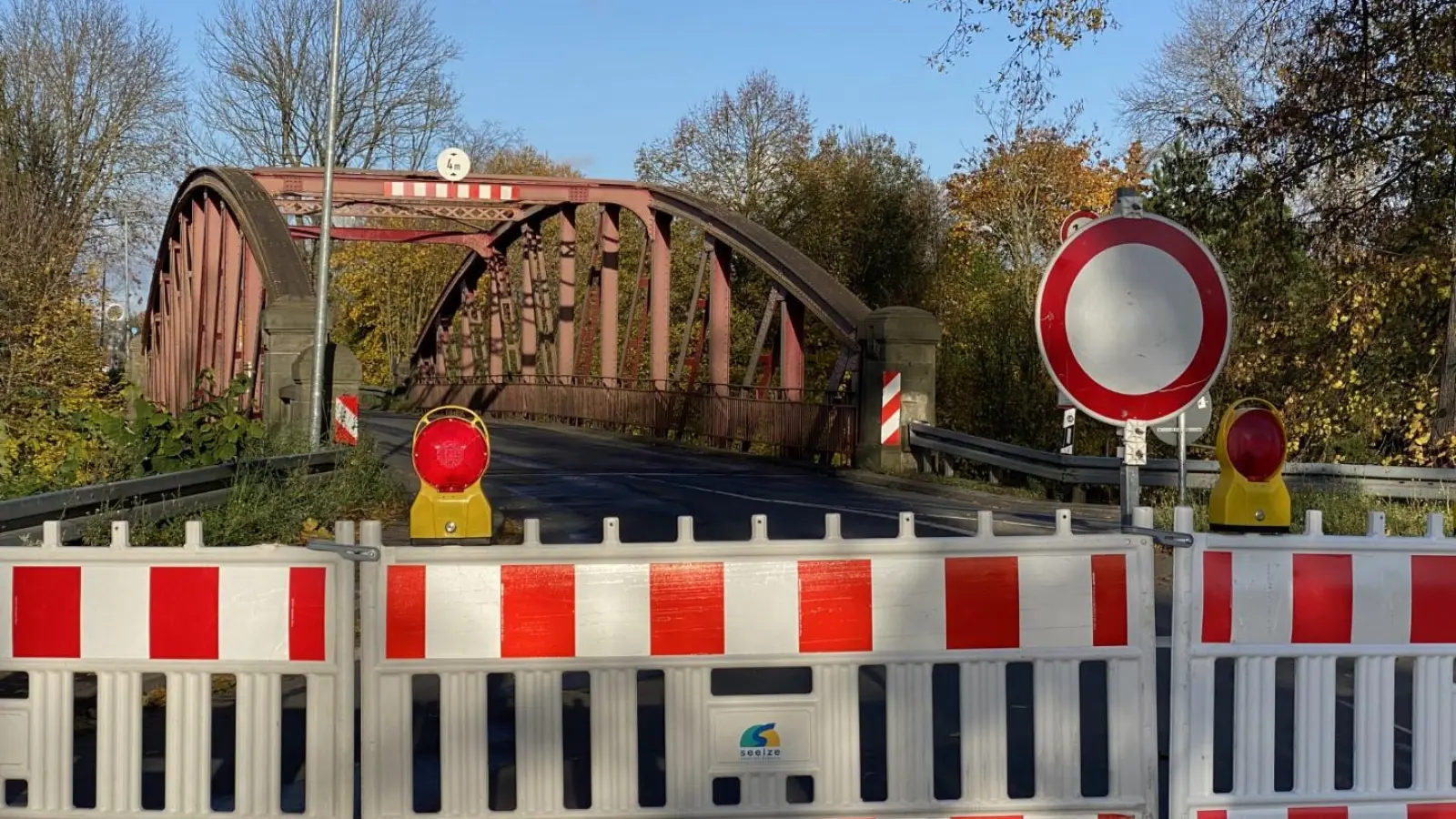 Die Kanalbrücke an der Göxer Landstraße über den Stichkanal Linden ist aus Sicherheitsgründen bis auf Weiteres für alle Verkehrsteilnehmer gesperrt. Das Foto entstand während der Sperrung im November 2024. (Foto: Stadt Seelze)