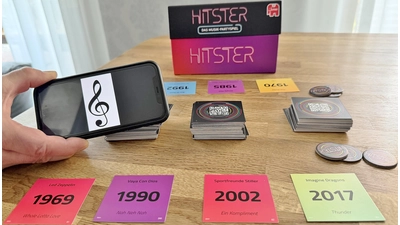 „Hitster“ ist ein Spiel für Menschen, die Lust auf Musik haben und sich ein wenig auskennen mit Interpreten und den Jahreszahlen der Veröffentlichung. Auch in Teams kann man gegeneinander antreten.  (Foto: ste)