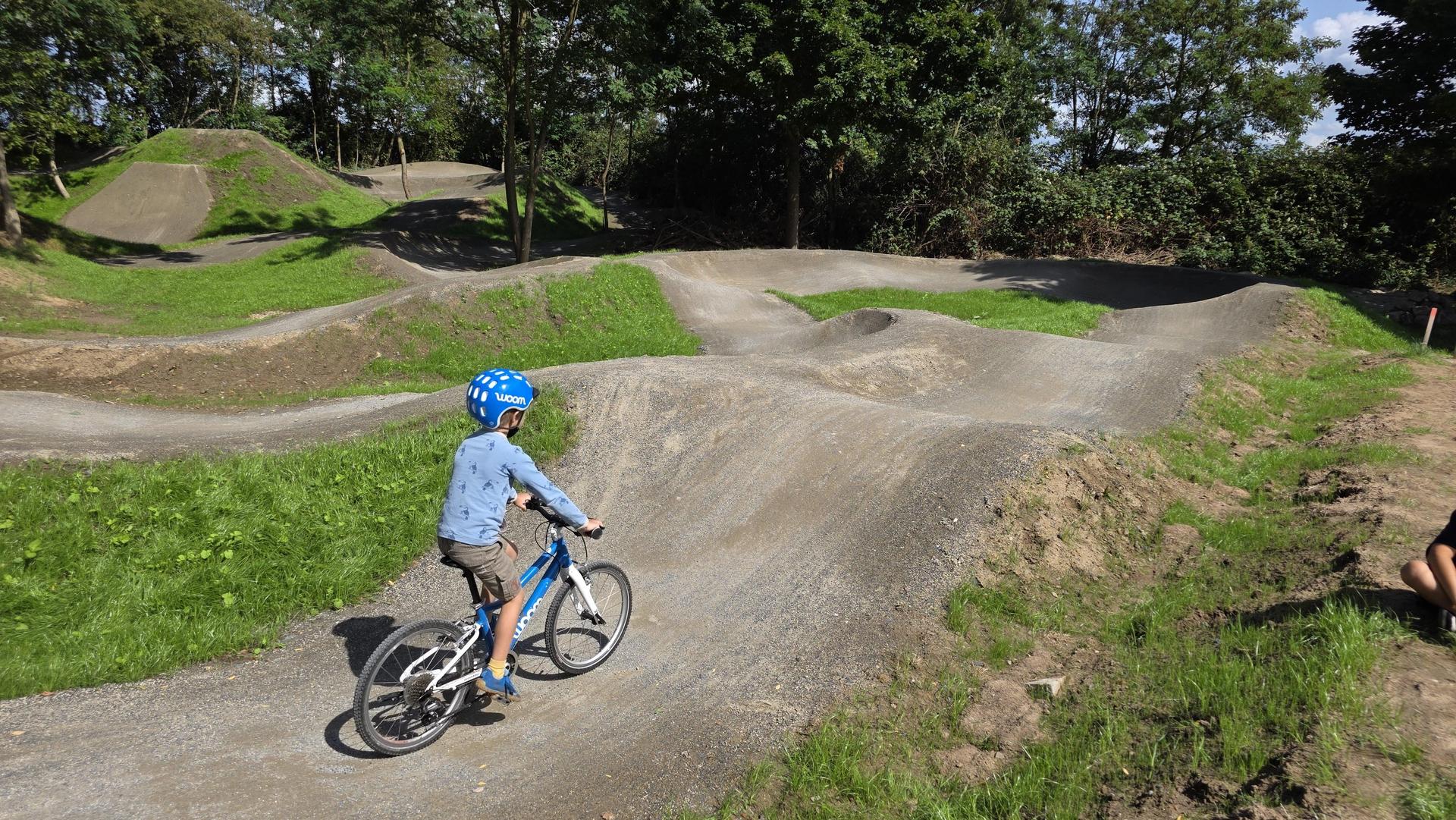 Nach der Freigabe: Erste Eindrücke vom Bikepark an der Reiterkuhle. (Foto: tau)