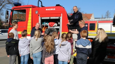 Das Team Brandschutzerziehung erklärt den Kindern der 3b der Stadtschule die Funktion eines Einsatzfahrzeuges.  (Foto: gi)