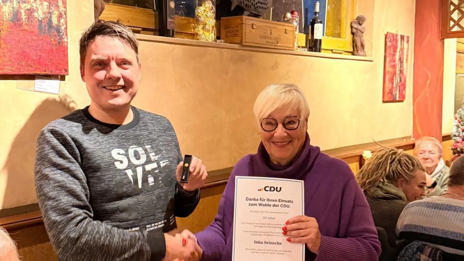 Ehrung: Patrick Meyer gratuliert Inka Seinsche. (Foto: privat)