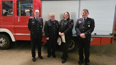 Das neue Führungstrio mit Ortsbrandmeister Stefan Grzenkowski, die stellvertretenden Ortsbrandmeister Uwe Niemeyer und Kathrin Rose sowie der ehemalige Ortsbrandmeister Christian Röhl. (Foto: privat)