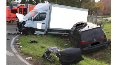 Beide Fahrzeuge hatten erhebliche Schäden nach dem Zusammenstoß. (Foto: Polizei Minden-Lübbecke)