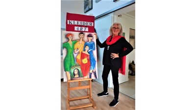 Heidi Marohn lädt mit einem selbst gemalten Bild zur KleiderArt ein. 