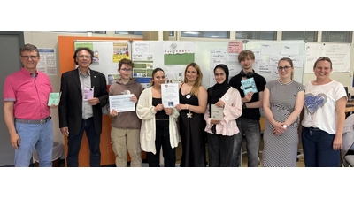 Burkhard Wolters (2. v. li.) von der Leitstelle Klimaschutz des Landkreises Schaumburg übergibt die Auszeichnung an Schüler und Lehrer der BBS Stadthagen. <br><br> (Foto: privat)