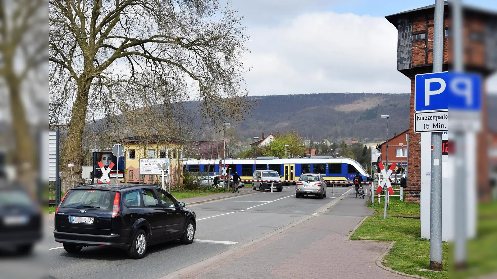Die Strecke der Deutschen Bahn wird umfassend saniert, erhält neue Gleise und eine Weiche muss erneuert werden. Doch eine Vollsperrung aller Rintelner Bahnübergänge wird durch die Stadt nicht genehmigt.  (Foto: ste)