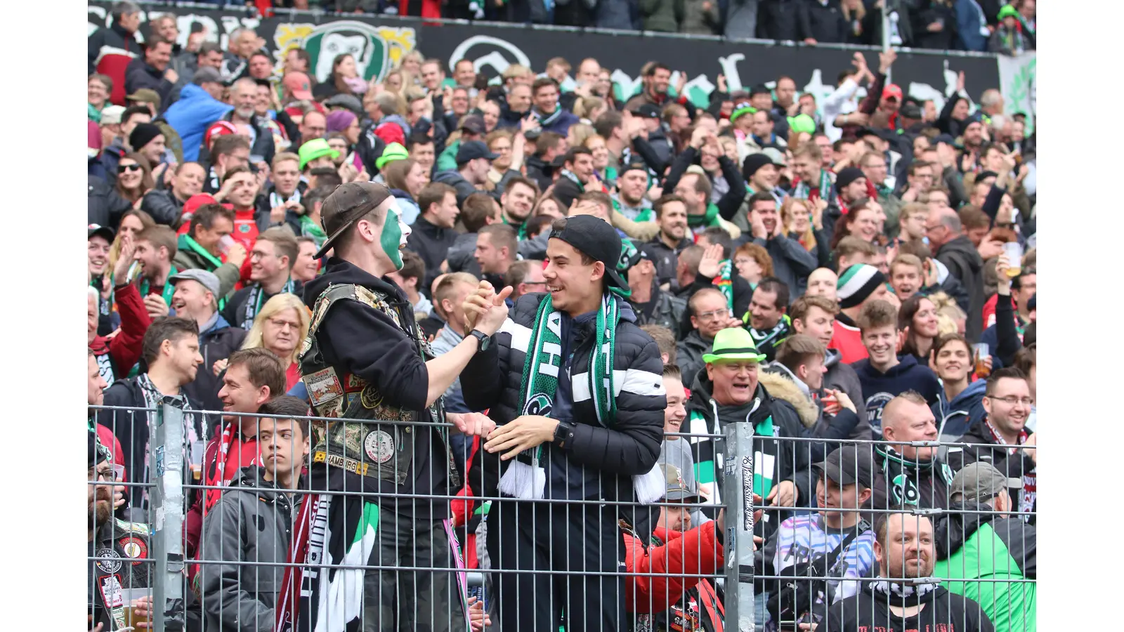 Die 96 Fans haben guten Grund zum Jubeln, jetzt geht es allerdings gegen Spitzenreiter Düsseldorf.