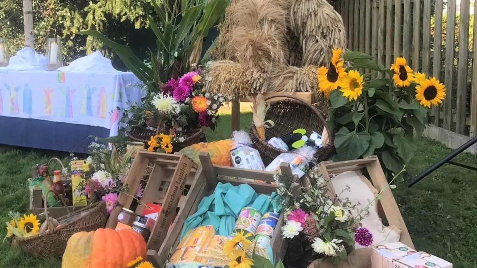 Reich gedeckt: Die Lebensmittelspenden am Altar. (Foto: privat)