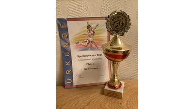 Die Sportgemeinschaft Rodenberg wird mit Pokal und Urkunde für den ersten Platz beim Sportabzeichen-Wettbewerb ausgezeichnet. (Foto: privat)