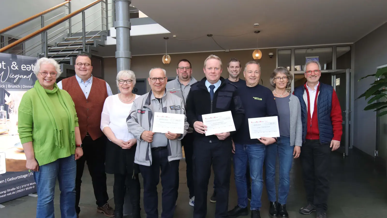 Im Kreise der Helfer mit den Spendenschecks (v.li.): Thomas Silbermann, Martin Ohlendorf und Udo Wunnenberg. (Foto: tau)