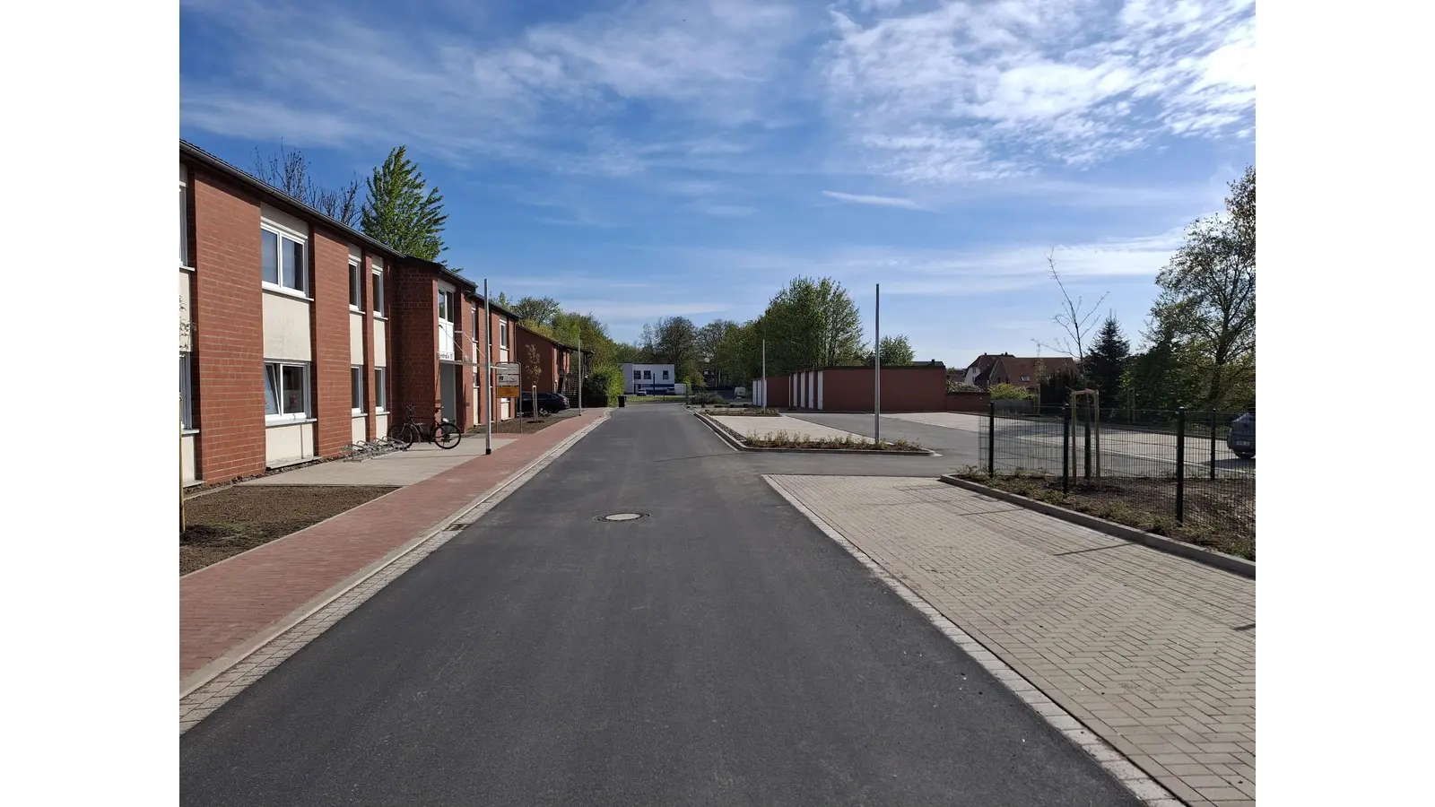 Der fast fertiggestellte Parkplatz und der erste Abschnitt der Deisterstraße am Backhaus. (Foto: .)