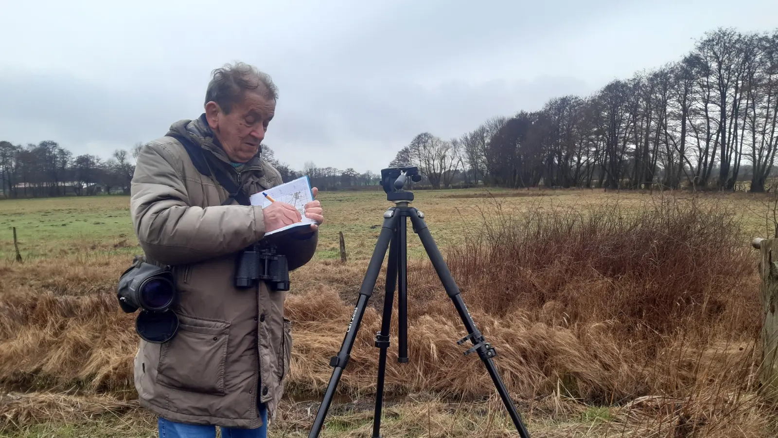 Macht sich Notizen: Karl-Heinz Nagel vom NABU Wunstorf. (Archivbild: Claudia Mannherz)