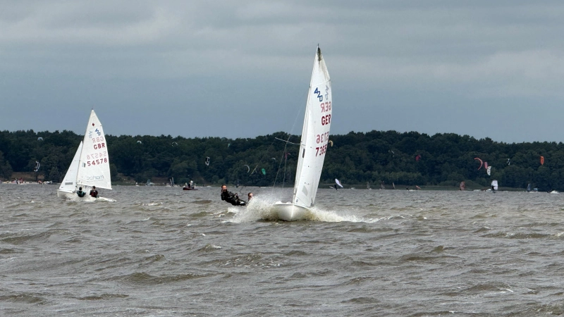 Schwierige Bedingungen: Viel Wind und Schlamm im Segel nach Kenterung. (Foto: privat)