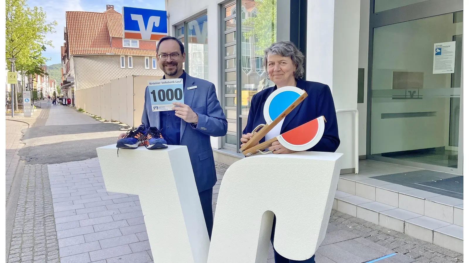 Maike Wagenaar von der VT Rinteln und Manuel Wiegand von der Volksbank in Schaumburg und Nienburg eG freuen sich auf den 21. Rintelner Volksbank-Lauf am 26. Mai.<br> (Foto: ste)