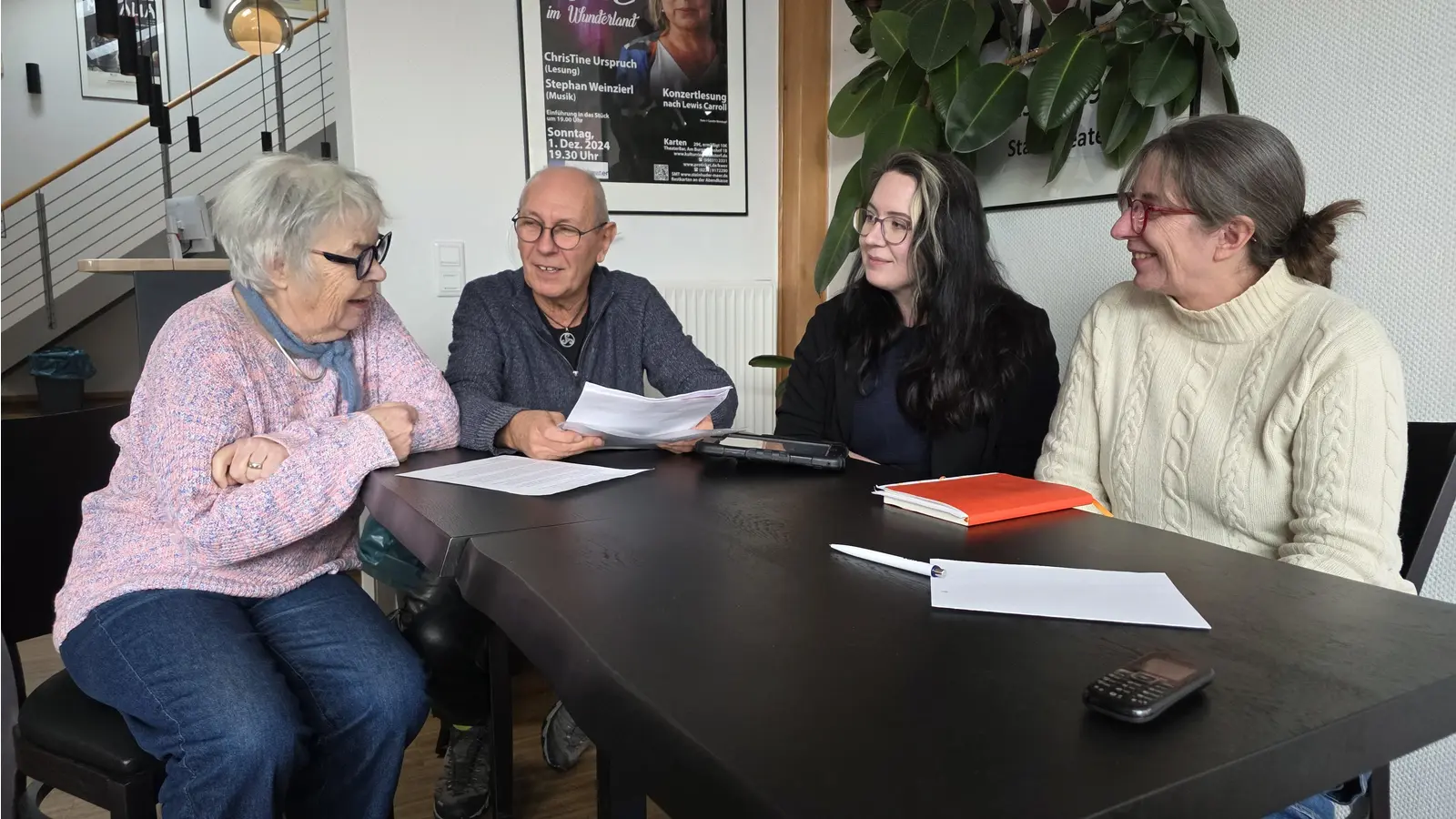 Sprechen über künftige Strukturen des Netzwerkes (v.li.): Heike Leitner, Hajo Arnds, Elisabeth Momma (Stadtverwaltung) und Svenja Barembruch. (Foto: tau)