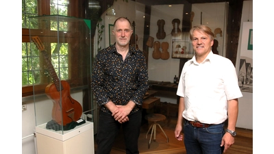 Die Dauerausstellung im Amtspfortenmuseum wird sich schrittweise grundlegend verändern. Der neue Museumsleiter und Kulturkoordinator Darjush Davar und Bürgermeister Oliver Theiß informieren über die anstehenden Aufgaben. (Foto: Borchers, Bastian)