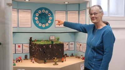 Ideengeberin: Margit Schneider zeigt auf die neue Vitrine. (Foto: gi)