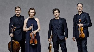 Das Signum Quartett begleitet den Schauspieler auf der Bühne des Rathaussaales.  (Foto: Irene Zandel)