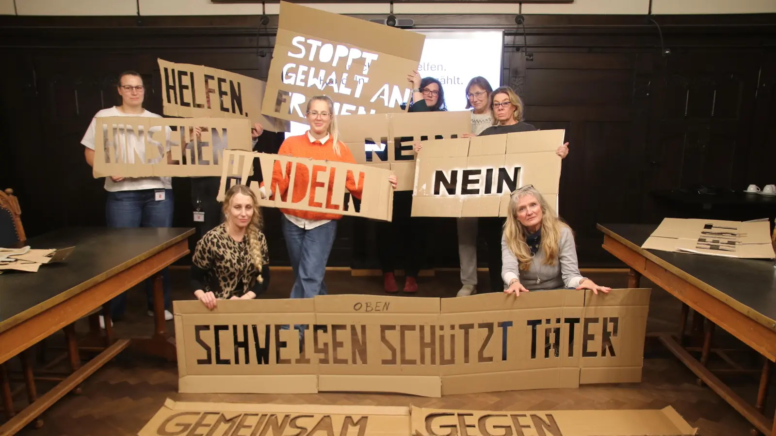 Schablonen: In der Innenstadt sind verschiedene Sprüche auf das Pflaster geschrieben worden.  (Foto: gi)