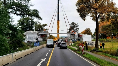 Das Brücken-Kernstück ist gesetzt. (Foto: gk)