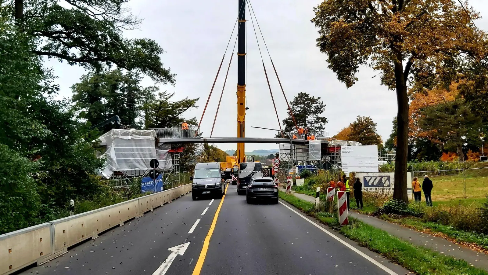 Das Brücken-Kernstück ist gesetzt. (Foto: gk)