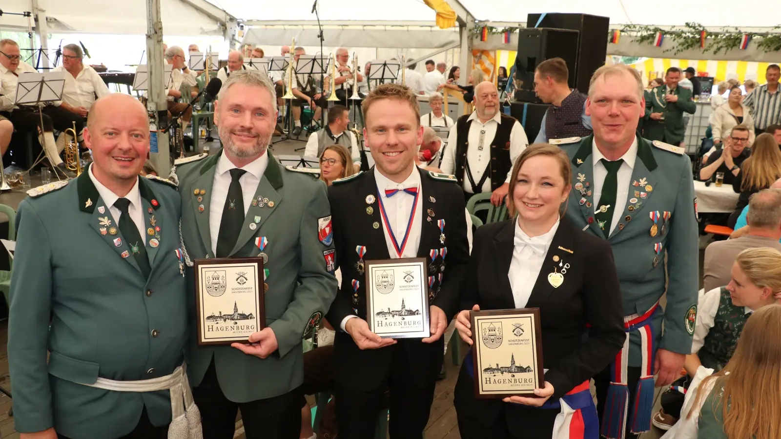 Nach der Siegerehrung (v.li.): Schützenoberst Oliver Grüttner, Guido Zimny, Nils Schweer, Iris Fletcher und Schießsportleiter Markus Droste. (Foto: gi)