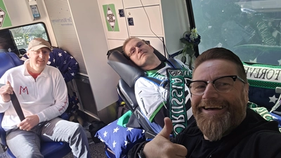 Karsten Günther fährt per „Wünschewagen“ mit seinen Freunden Heiko Frenzel und Holger Bartels ins Stadion von Borussia Mönchengladbach.  (Foto: privat)