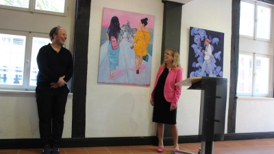 Freuen sich über die gelungene Ausstellungseröffnung: Künstler Stephan Peters und Helga Radtke, 1. Vorsitzende des Kunstervereins. (Foto: wb)