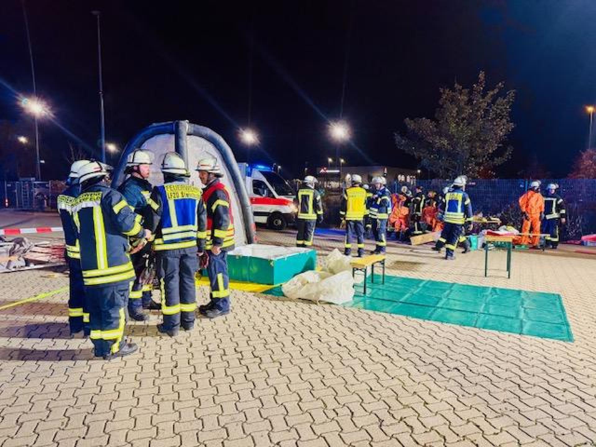 Auf einem Betriebsgelände: Gefahrgutübung im Gewerbegebiet. (Foto: Feuerwehr)