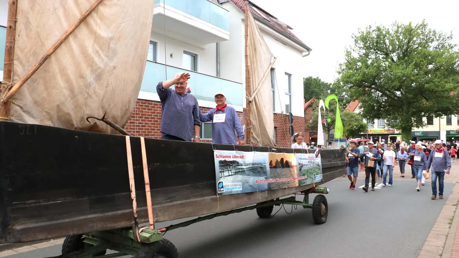 Auf dem Torfkahn (v.li.): Uli Balzer und Wilhelm Bredthauer. (Foto: gi)
