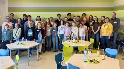 Haben gefeiert: Ehemalige Teilnehmer der Mathematik-AG. (Foto: privat)