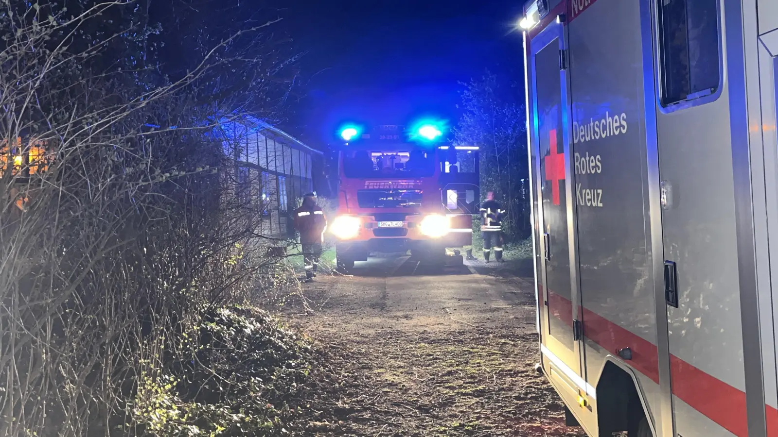 Etwa zwei Stunden im Einsatz: Feuerwehr- und Rettungskräfte. (Foto: Feuerwehr)