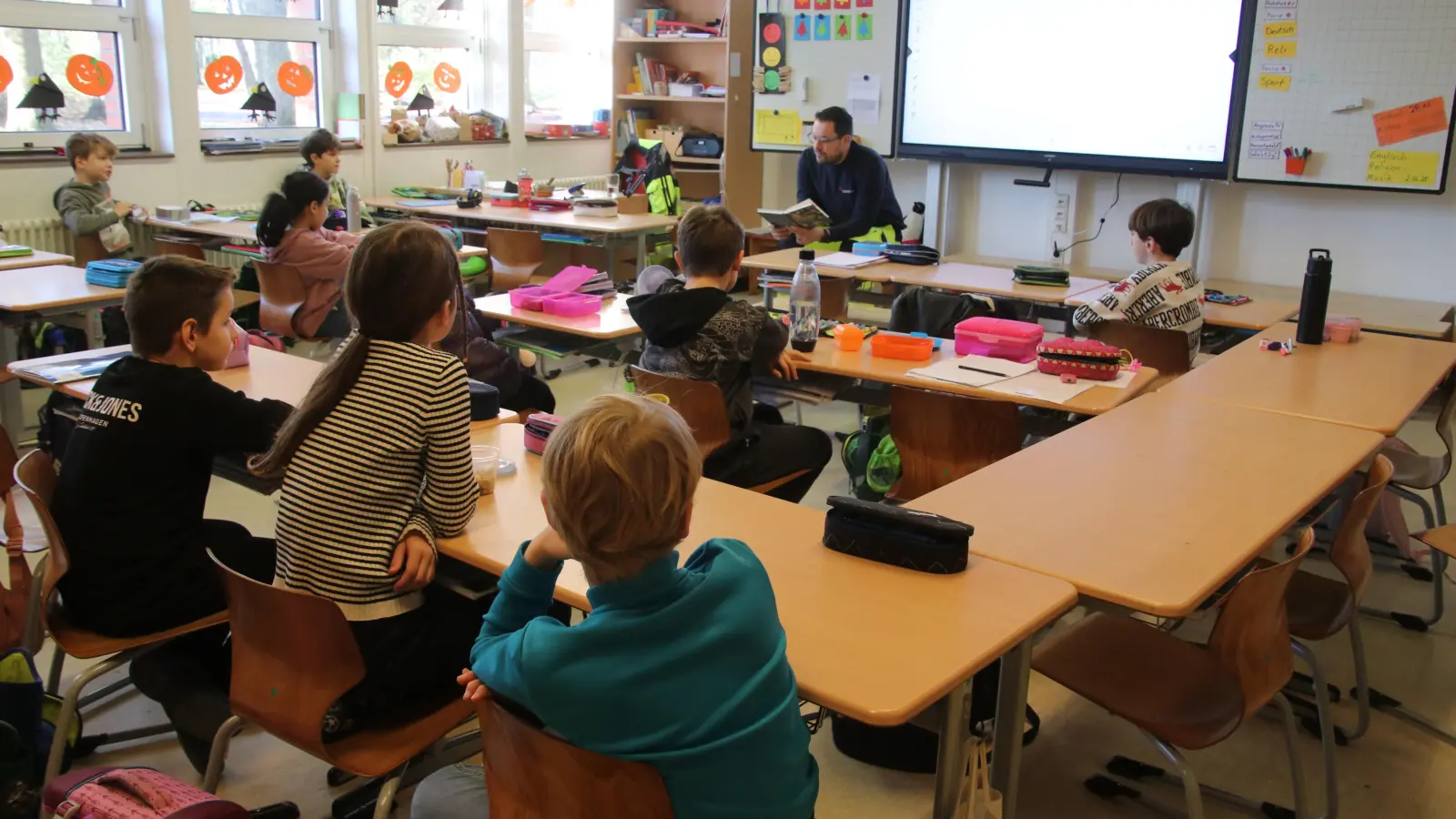 In der Klasse: Unfallchirurg René Saffaf aus dem Friederikenstift liest vor. (Foto: gi)