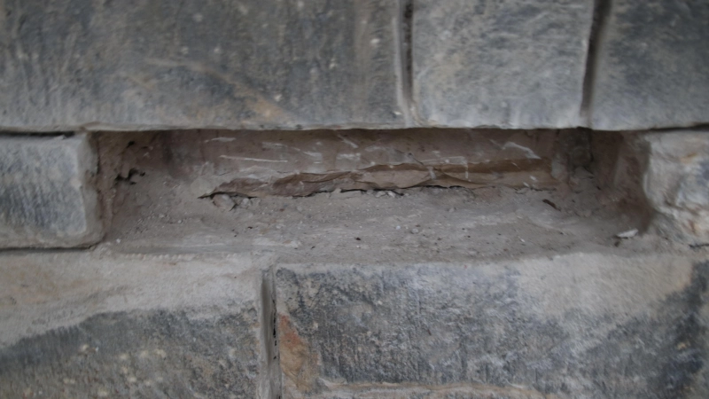 Alle Fugen wurden gereinigt und schadhafte Sandsteine ausgetauscht.  (Foto: gi)