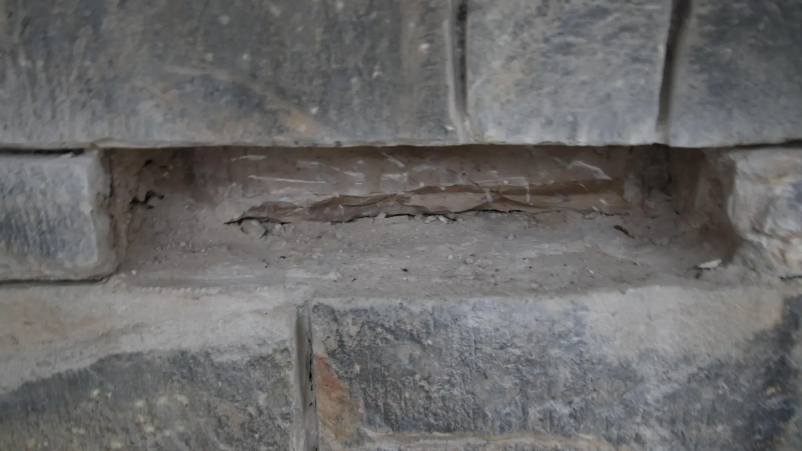 Alle Fugen wurden gereinigt und schadhafte Sandsteine ausgetauscht.  (Foto: gi)