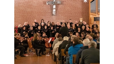 In der Corvinuskirche: Der Kammerchor Schloß Ricklingen und das Ensemble Camerata Capriccio.