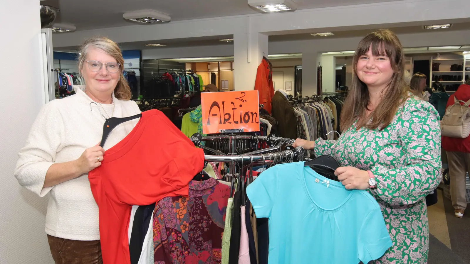 Im Kleiderladen (v.li.): Janet Breier und Carina Knoke. (Foto: tau)