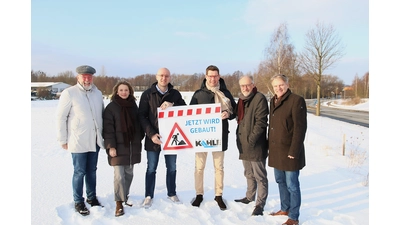 Karl-Heinz Kahle, Leonie Keller, Lukas Kahle, Thomas Keller vom Autohaus Kahle sowie Wirtschaftsförderer Lars Masurek und Bürgermeister Oliver Theiß sehen dem Spatenstich für das neue Gebäude entgegen.  (Foto: bb)